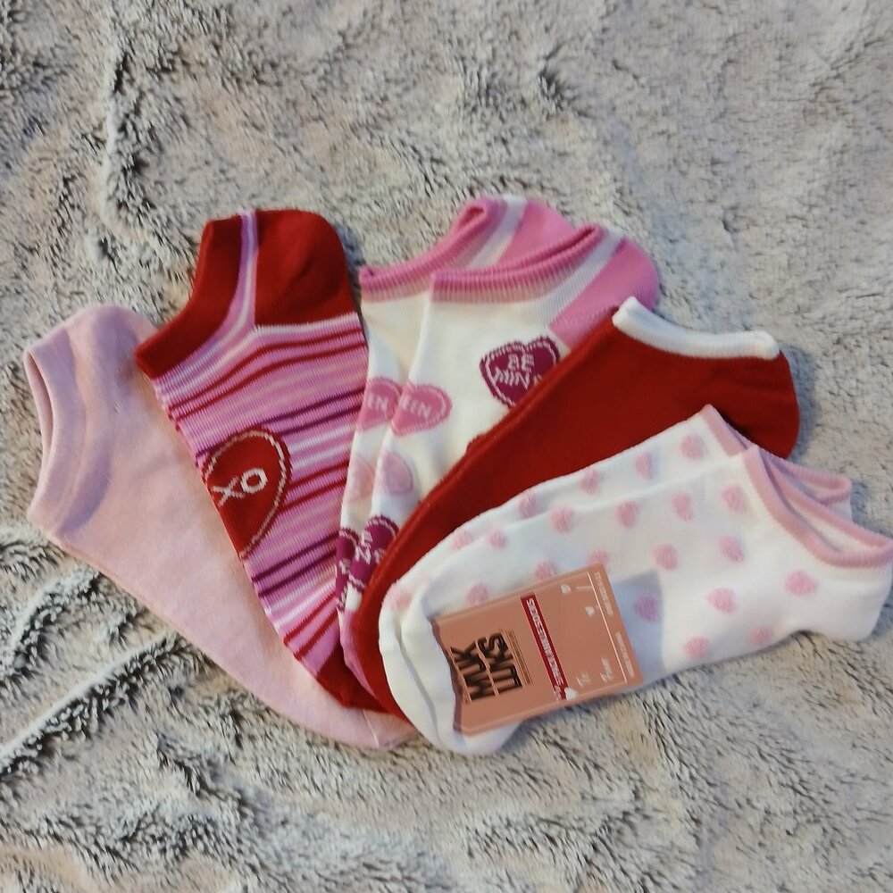 Muk Luks Women's Set of 5 Red Pink White Socks NWT